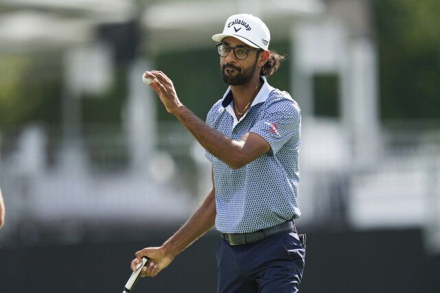 A bola de golfe de Akshay Bhatia cai em um dreno de fairway, levando a uma queda livre incomum